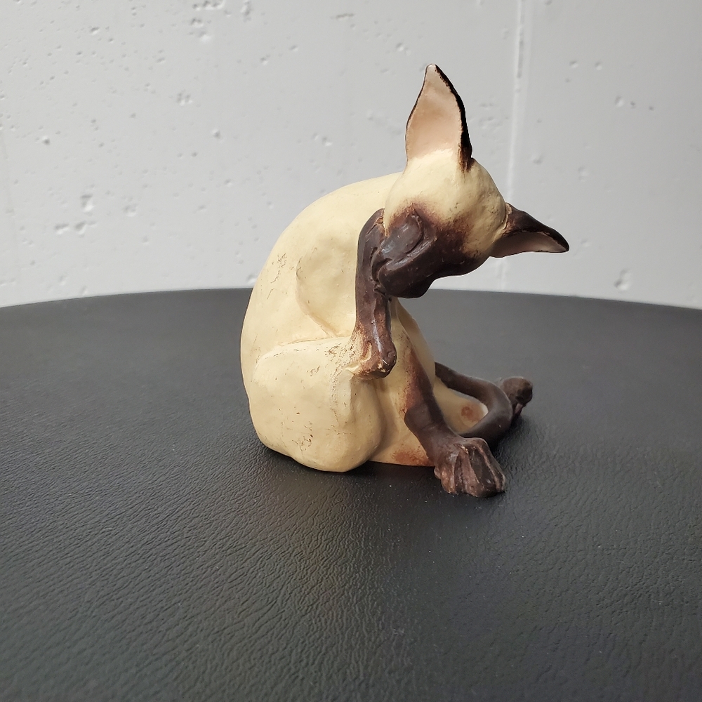 Vintage Siamese Grooming Sitting Cat Figurine By Enesco